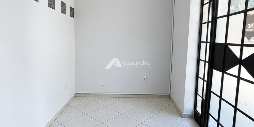 Sala Comercial Vazia e Iluminada