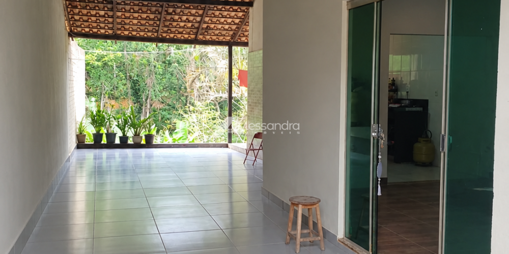 Varanda Coberta com Porta de Vidro e Plantas